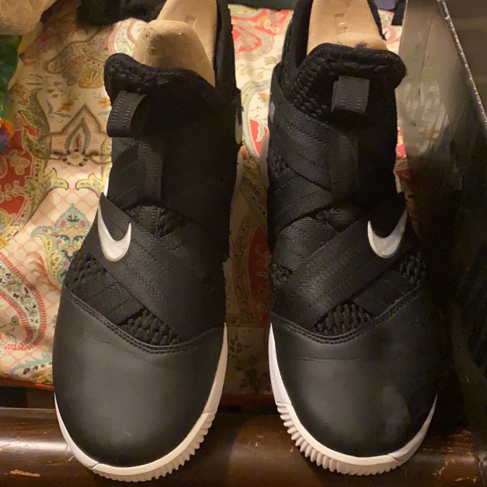 Basketball shoes